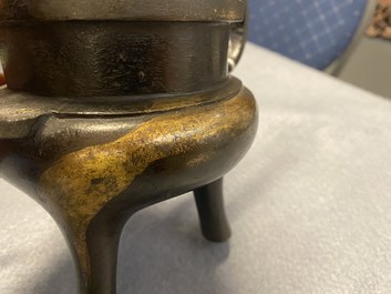Un br&ucirc;le-parfum tripod couvert en bronze partiellement dor&eacute;, Chine, Ming